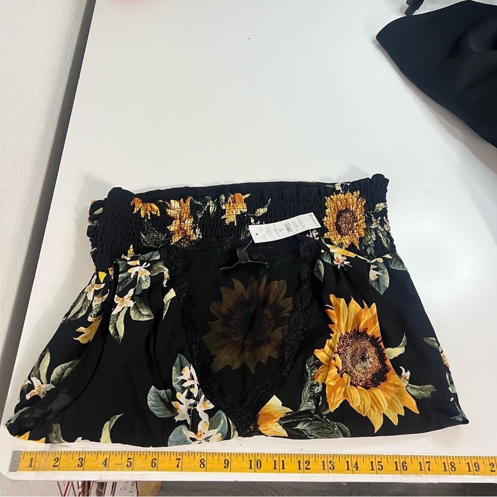 WHBM Lace Trim Surplice Sunflower Bouquet Blouse Sleeveless Black Size S NWT - Picture 2 of 10
